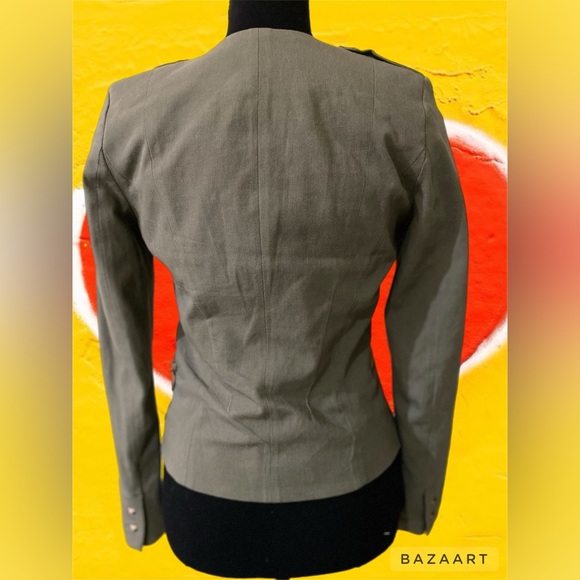 H & M  blazer 
Long sleeve- 2 side pockets 
Size 4 
EUR 34
160/80A
96% ALGODÓN - Picture 2 of 16